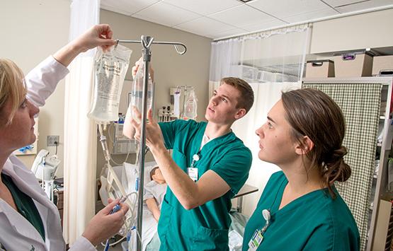 俄亥俄州护理专业的学生在现实世界中学习静脉输液袋.